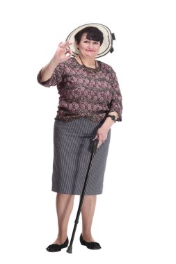 Yazlık şapkalı yaşlı kadın başparmağını kaldırıyor..