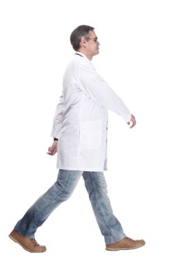 Steteskoplu uzman bir doktor ileri gidiyor. bir beyaz üzerinde izole