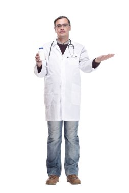 Tamamen büyümüş. Elinde dezenfektanla uzman bir doktor..