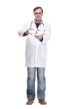 Tamamen büyümüş. Elinde dezenfektanla uzman bir doktor..