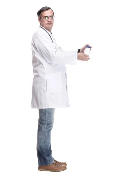 I full tillväxt.kvalificerad läkare med rengöringsmedel i handen. — Stockfoto