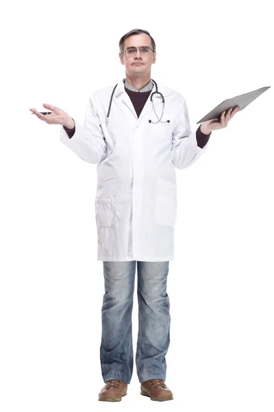 Full-length. qualified doctor with clipboard. isolated on a white — Stock Photo, Image