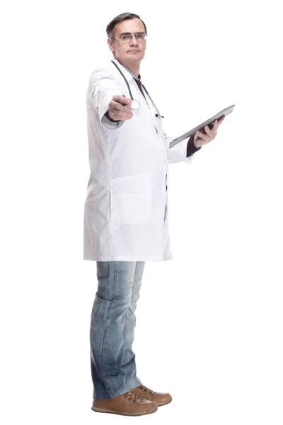 V celé délce. kvalifikovaný lékař se schránkou. izolované na bílém — Stock fotografie