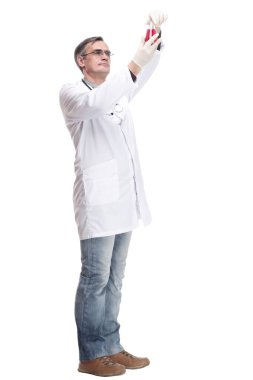 Elinde laboratuvar şişesi olan ciddi bir doktor. .