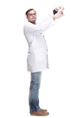 Elinde laboratuvar şişesi olan ciddi bir doktor. .