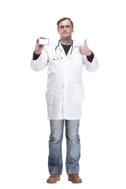 Tam boy. Kartvizitini gösteren uzman doktor..