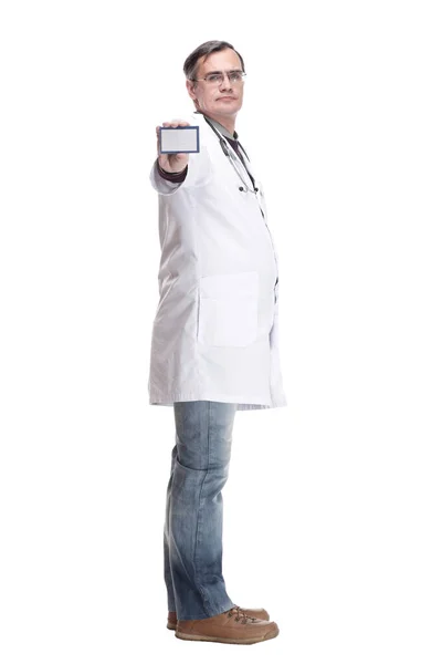 Full-length. dokter yang memenuhi syarat menunjukkan kartu kunjungannya. — Stok Foto