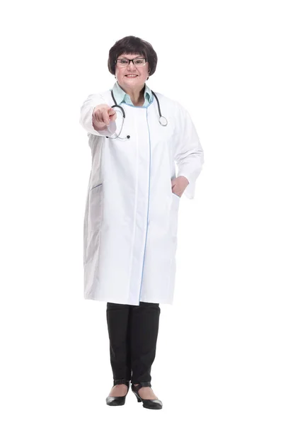 W pełnym wzroście. starszy lekarz płci żeńskiej ze stetoskopem. — Zdjęcie stockowe