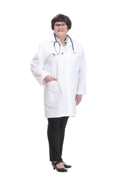 W pełnym wzroście. starszy lekarz płci żeńskiej ze stetoskopem. — Zdjęcie stockowe