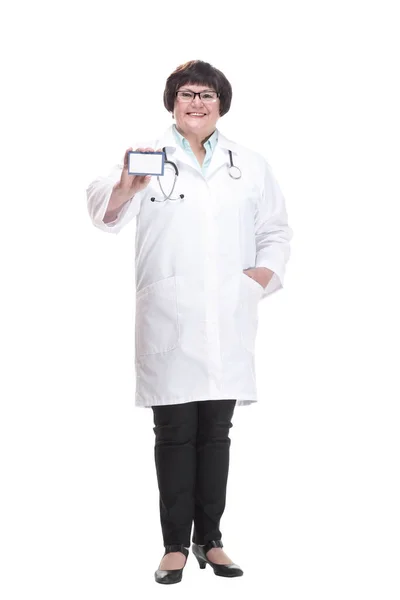 In full growth. senior female doctor showing her visiting card — Stock Photo, Image