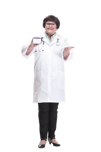 In full growth. senior female doctor showing her visiting card — Stock Photo, Image