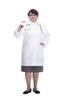 Tam gelişim. Son sınıf kadın doktor ziyaretçi kartını gösteriyor..