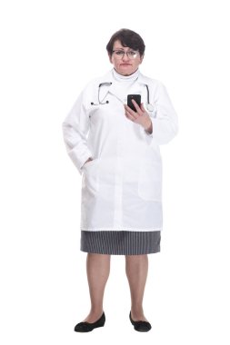 Tam gelişim. Akıllı telefonlu yaşlı bir kadın doktor..