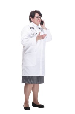 Tam gelişim. Akıllı telefonlu yaşlı bir kadın doktor..