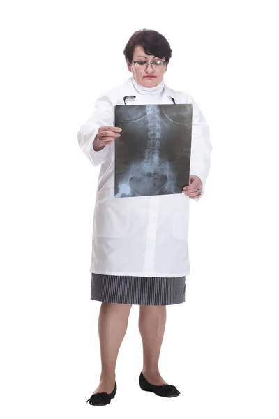 In full growth. older woman is a medic with an x-ray in her hands. — Stock Photo, Image