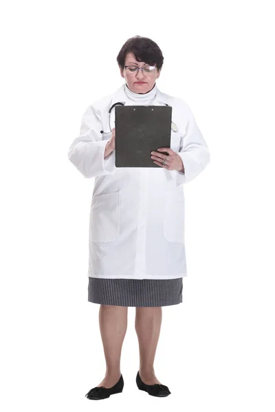 In full growth. senior female doctor with a clipboard. — Stock Photo, Image