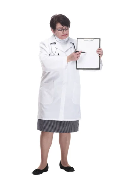 En pleno crecimiento. mujer mayor médico con un portapapeles. — Foto de Stock