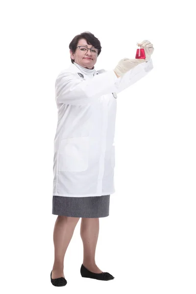Teljes növekedésben. rangidős női orvos laboratóriumi flaskával. — Stock Fotó
