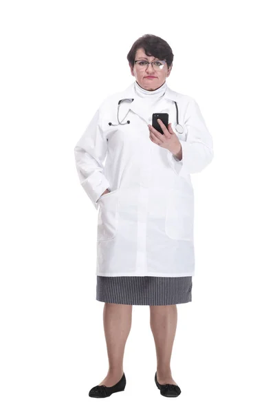 In full growth. senior female medic with a smartphone. — Stock Photo, Image