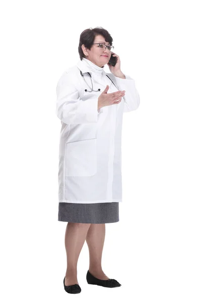 In full growth. senior female medic with a smartphone. — Stock Photo, Image