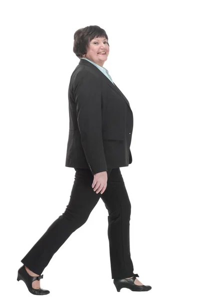 Madura mujer de negocios en un traje de pantalón avanzando. — Foto de Stock