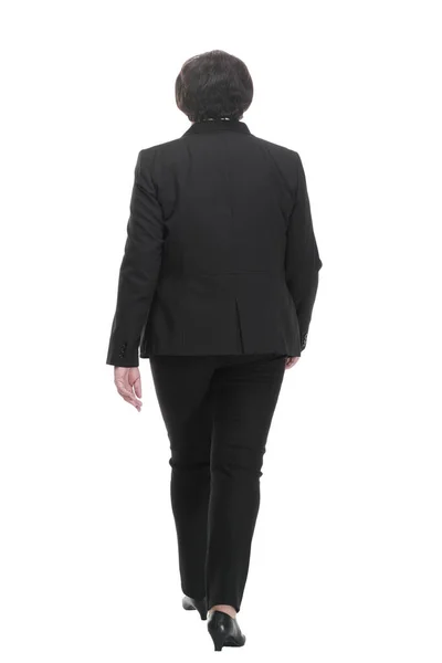 Зрелая деловая женщина в брючном костюме шагает вперед. — стоковое фото