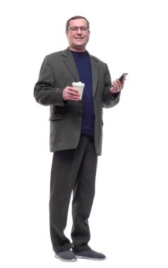 Akıllı telefonu ve kahvesi olan sıradan bir adam gülümsedi. .