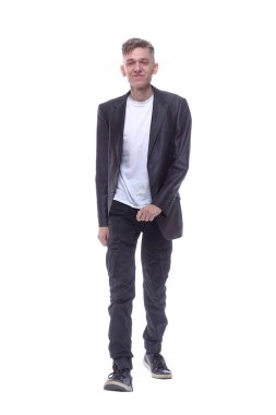 Tam gelişim. Siyah takım elbiseli çekici bir adam ileri doğru yürüyor..