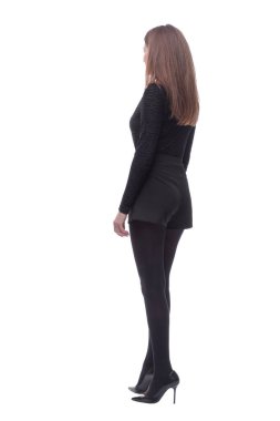 Yan görünüş. Genç bir kadın beyaz ekranda reklam okuyor..