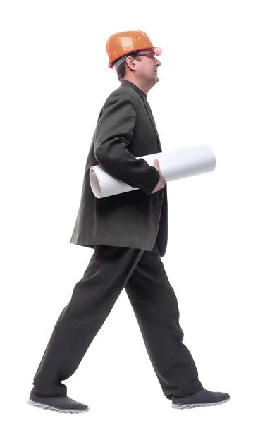 Boční pohled. mužský architekt s rolkou skic kráčející vpřed. — Stock fotografie