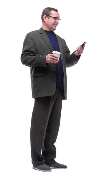 Hombre casual sonriente con un teléfono inteligente y café para llevar . —  Fotos de Stock