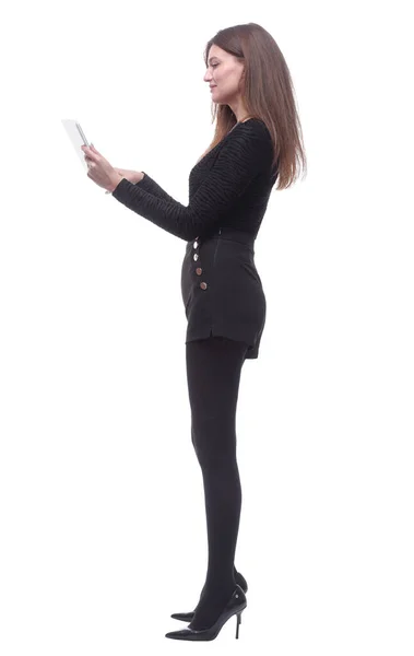 Yan görünüş. Genç bir kadın dijital tabletin ekranına bakıyor. — Stok fotoğraf