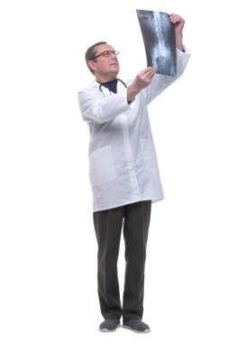 Tam gelişim. Doktorun elinde ciğerlerin röntgeni var..