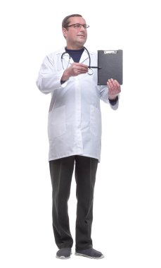 Doktor panodaki boşluğu işaret ediyor..