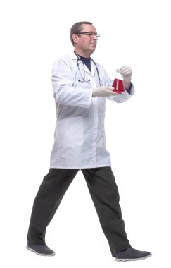 Tam gelişim. Laboratuar matarası ileri doğru adım atan kendinden emin bir bilim adamı. .