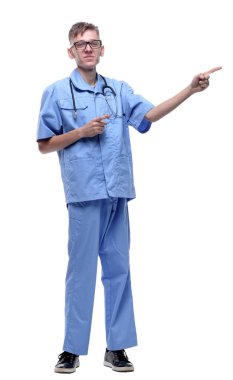 Mavi üniformalı, dost canlısı sağlık görevlisi sana bakıyor. .