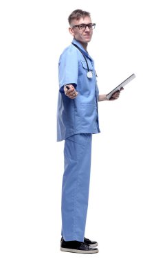 Yan görünüş. Elinde dosya olan doktor sana bakıyor. .