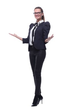 Tam gelişim. Hafif tişörtlü bir adam ileri doğru yürüyor..