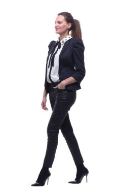 Tam gelişim. Hafif tişörtlü bir adam ileri doğru yürüyor..