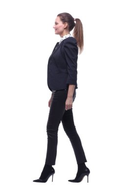 Tam gelişim. Hafif tişörtlü bir adam ileri doğru yürüyor..