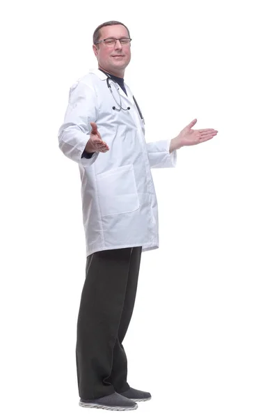 Zijaanzicht. vriendelijke mannelijke dokter die naar je kijkt. — Stockfoto