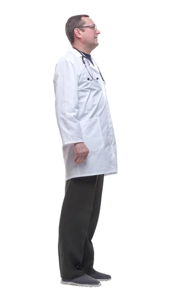 Vista lateral. um médico masculino lendo um anúncio em uma tela branca. — Fotografia de Stock