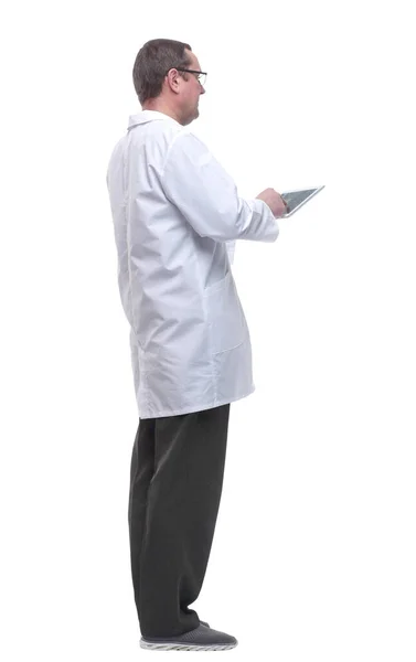 Vista lateral. médico com um estetoscópio usando um comprimido digital. — Fotografia de Stock