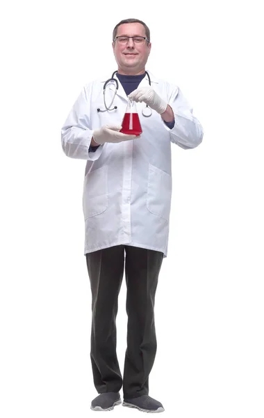 В полном росте. улыбающийся доктор с лабораторной фляжкой . — стоковое фото