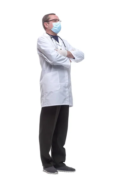 Вид збоку. лікар в захисній масці дивиться на білий порожній екран  . — стокове фото