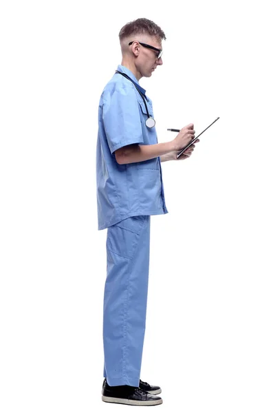 Boczny widok. poważny lekarz robi notatki w schowku . — Zdjęcie stockowe