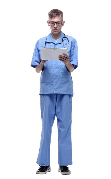 En pleno crecimiento.joven médico mirando la pantalla de una tableta digital. — Foto de Stock