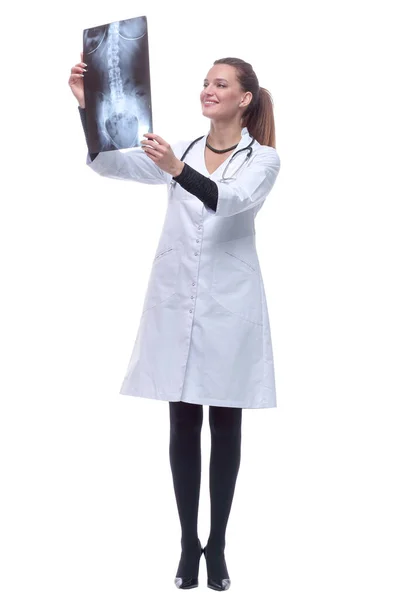 完全成长中。微笑的女医生展示了X光照片. — 图库照片