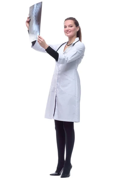 Σε πλήρη ανάπτυξη. χαμογελαστή γυναίκα γιατρός δείχνει μια ακτινογραφία. — Φωτογραφία Αρχείου