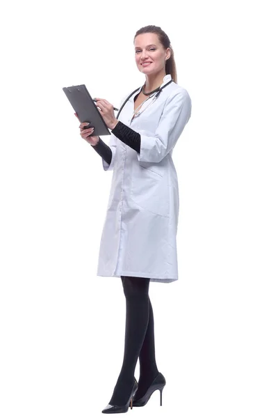 I full tillväxt. leende kvinna läkare gör anteckningar i Urklipp. — Stockfoto